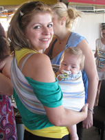 Μαμά σε συνάντηση babywearing