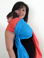 Burp hold with newborn baby using slings" title="Νεογέννητο μωράκι σε μάρσιππο αγκαλιάς