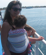 Ταξιδεύοντας με το ferry και το μωρό στο ring sling
