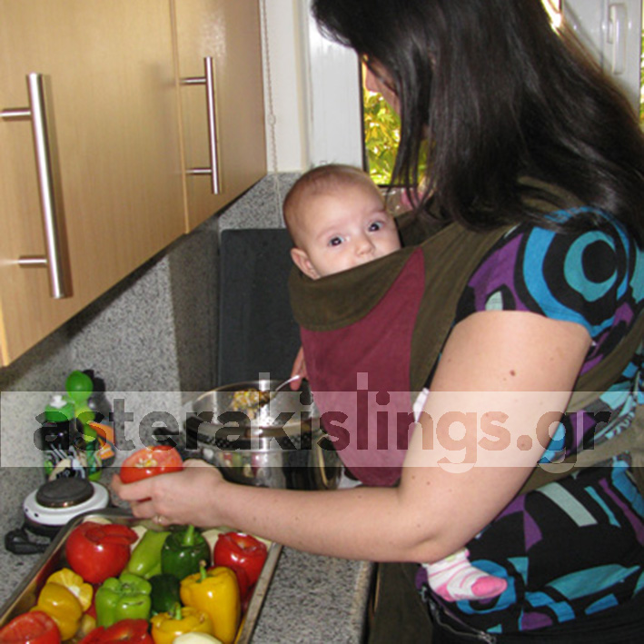 Μαγειρεύοντας με το μωρό σε mei tai