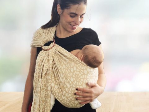 Μαμά θηλάζει το νεογέννητο μωράκι της σε μάρσιπο sling