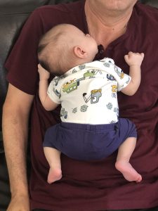 Νεογέννητο μωράκι μπρούμυτα στην αγκαλιά του μπαμπά του