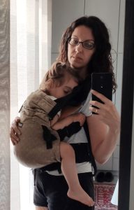Νήπιο που κοιμάται στην αγκαλιά της μαμάς του σε μάρσιπο KiBi