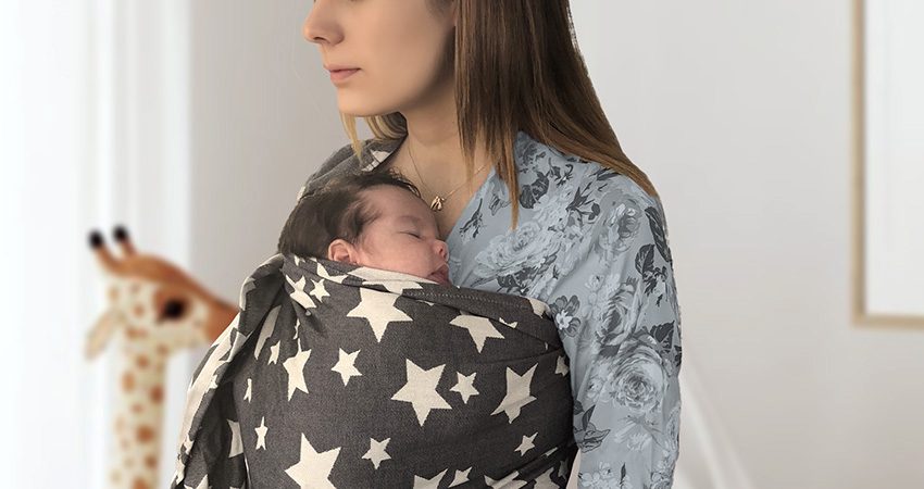 Μαμά με νεογέννητο μωρό που κοιμάται ήρεμο σε μάρσιπο ring sling