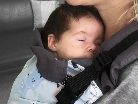 Μωράκι που κοιμάται ήσυχο σε εργονομικό μάρσιπο από τα Αστεράκι Slings