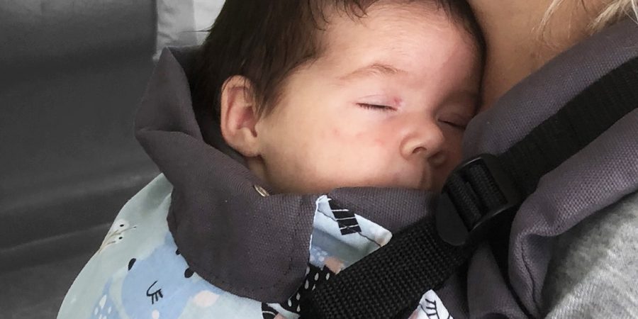 Μωράκι που κοιμάται ήσυχο σε εργονομικό μάρσιπο από τα Αστεράκι Slings