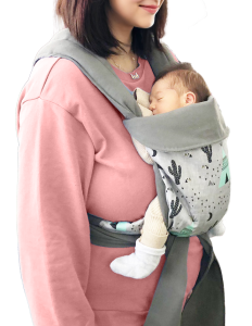 Πολύ μικρό νεογέννητο μωράκι λίγων ημερών ήσυχο στην αγκαλιά της μαμάς του σε μάρσιπο Αστεράκι mei tai