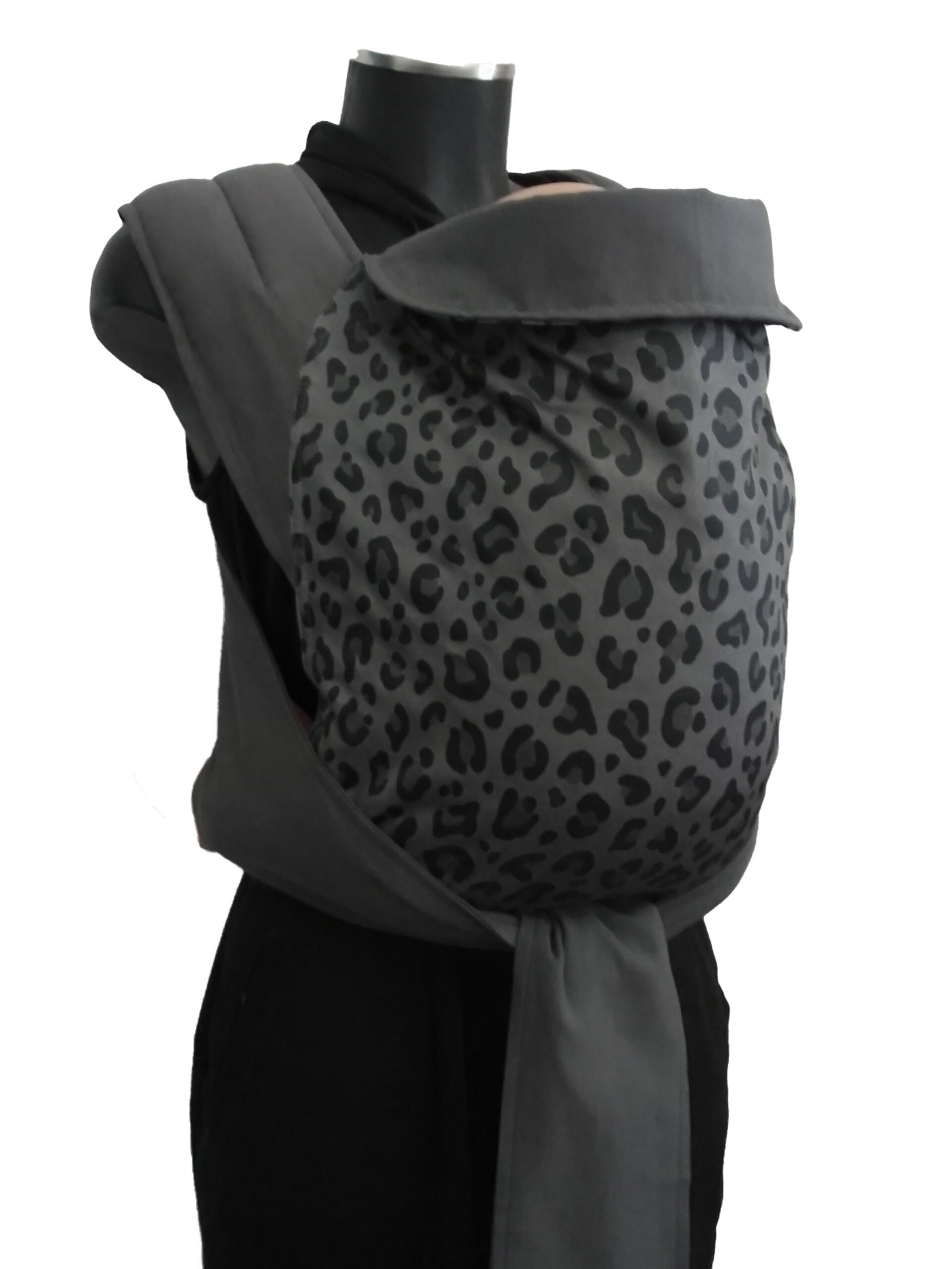 marsipos-mei-tai-4747-4379-black-leopard-graphite-soft-and-cool-1 Εργονομικός μάρσιπος mei tai σε χρώματα γκρι και λεοπάρ, ύφασμα απαλό και δροσερό