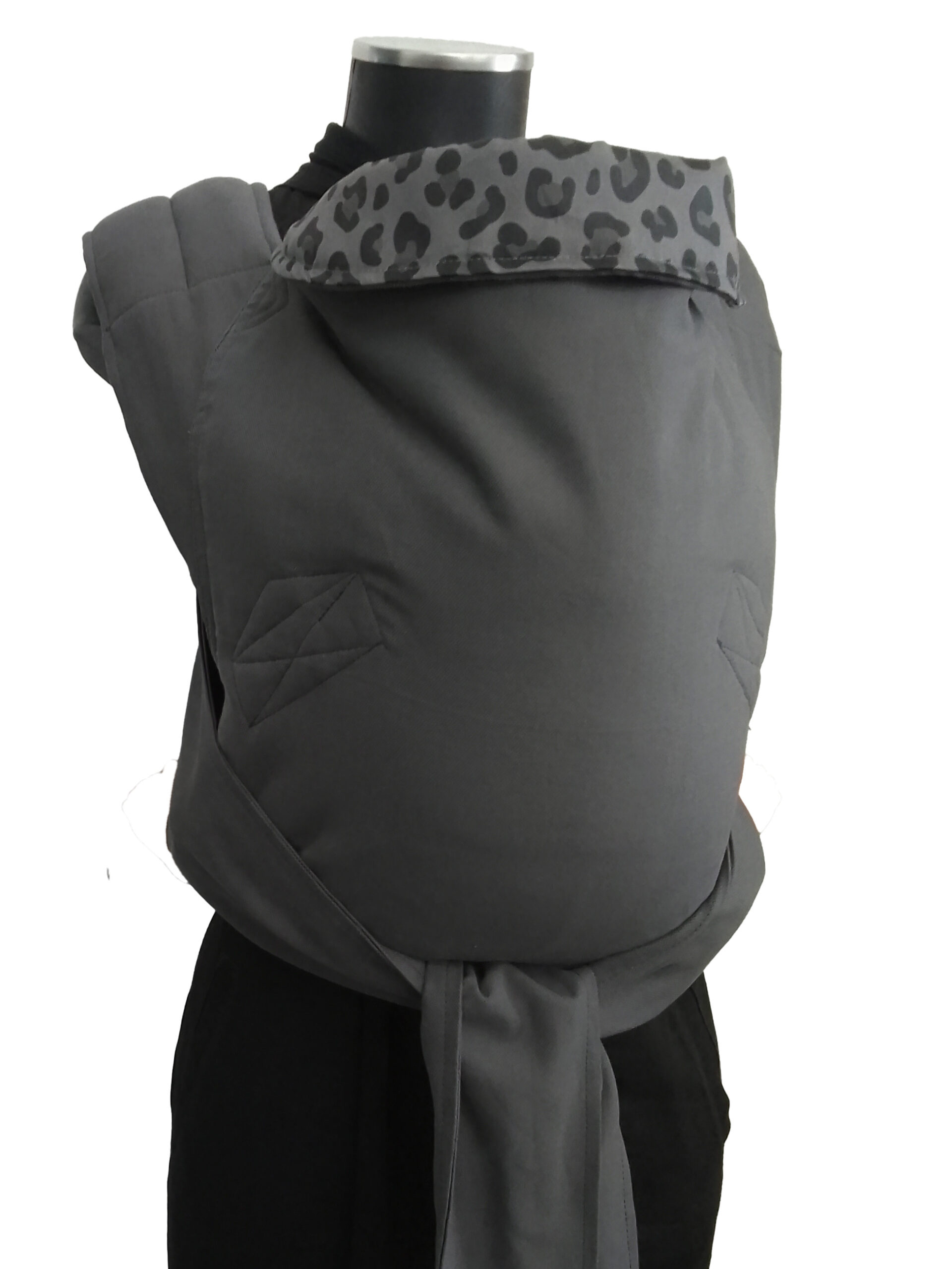 marsipos-mei-tai-4747-4379-black-leopard-graphite-soft-and-cool-2 Εργονομικός μάρσιπος mei tai σε χρώματα γκρι και λεοπάρ, ύφασμα απαλό και δροσερό