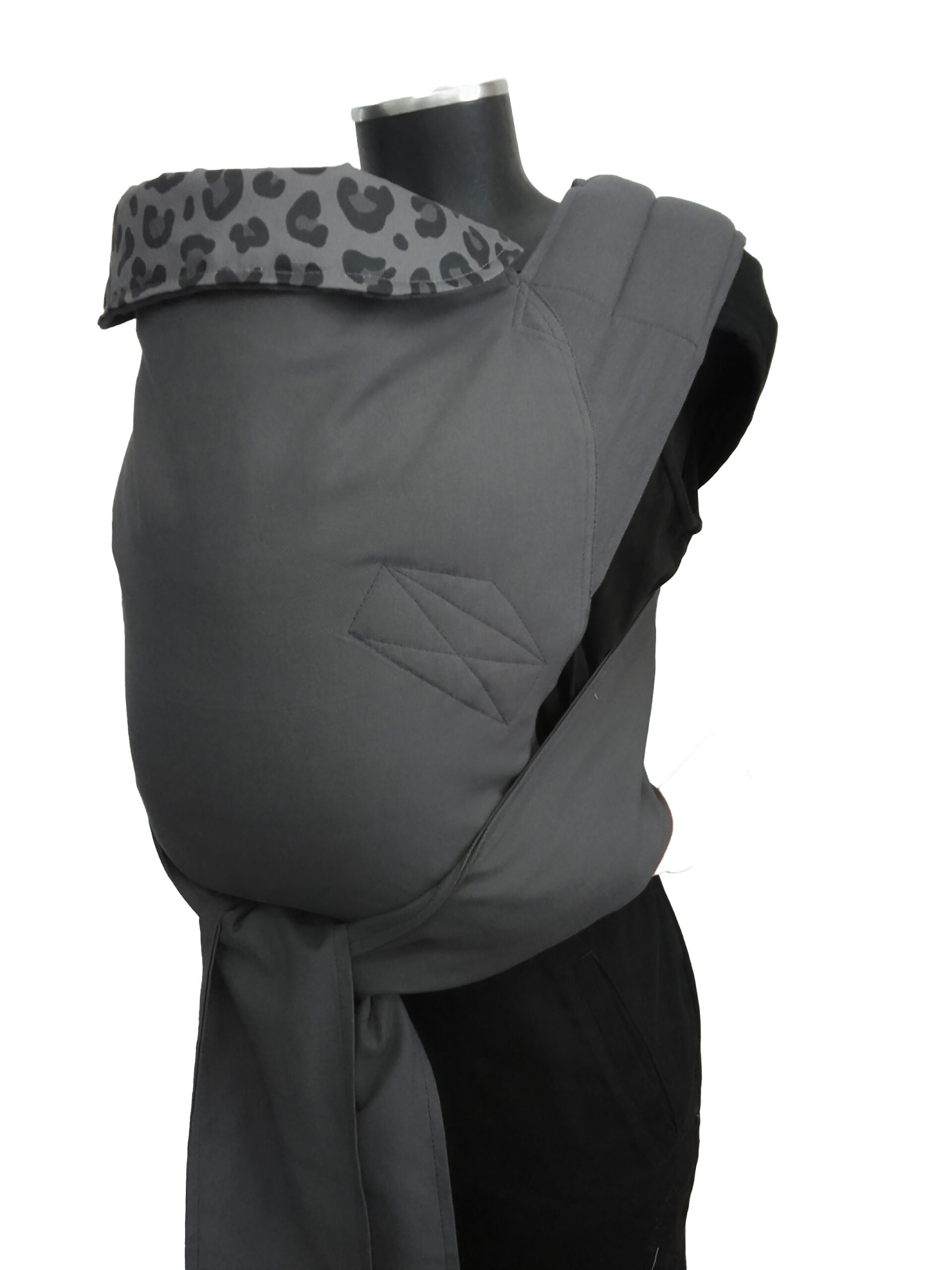 marsipos-mei-tai-4747-4379-black-leopard-graphite-soft-and-cool-3 Εργονομικός μάρσιπος mei tai σε χρώματα γκρι και λεοπάρ, ύφασμα απαλό και δροσερό