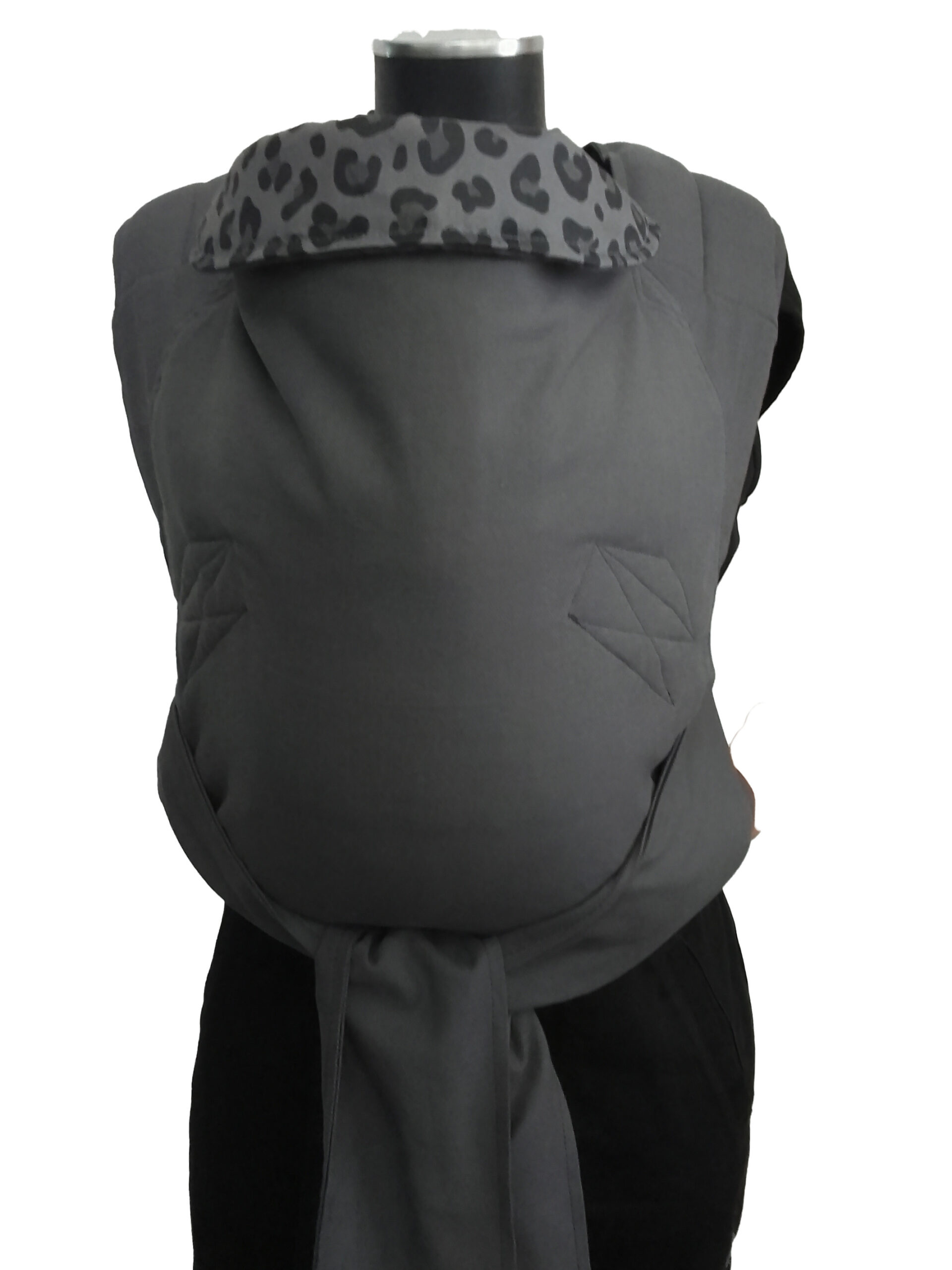 marsipos-mei-tai-4747-4379-black-leopard-graphite-soft-and-cool-4 Εργονομικός μάρσιπος mei tai σε χρώματα γκρι και λεοπάρ, ύφασμα απαλό και δροσερό