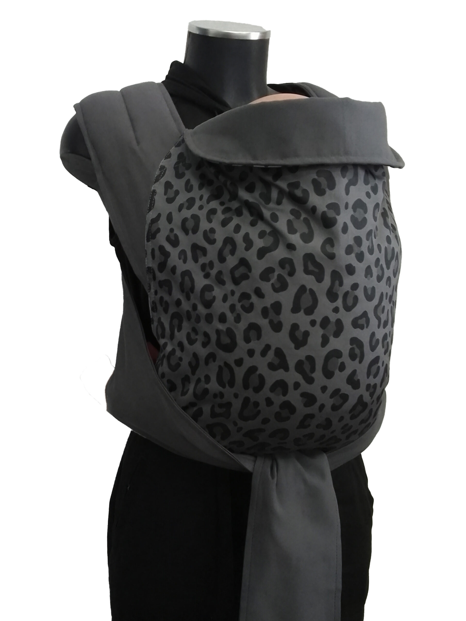 marsipos-mei-tai-4747-4379-black-leopard-graphite-soft-and-cool-5 Εργονομικός μάρσιπος mei tai σε χρώματα γκρι και λεοπάρ, ύφασμα απαλό και δροσερό