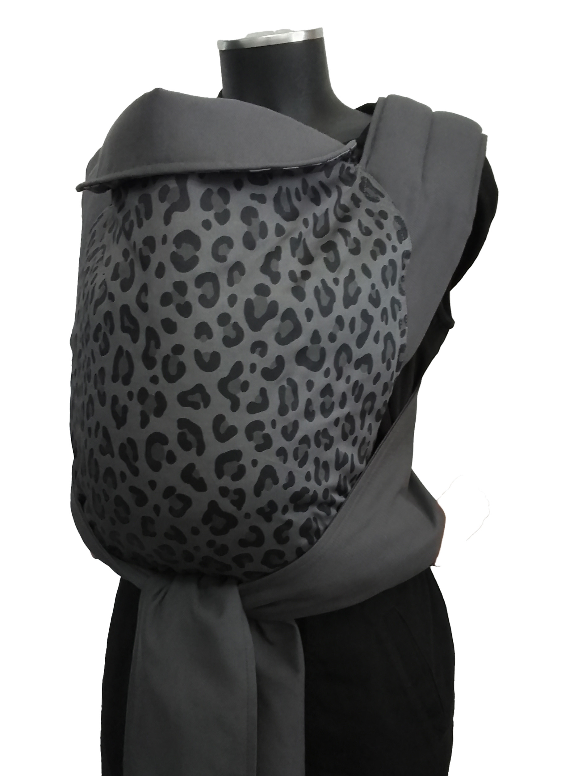 marsipos-mei-tai-4747-4379-black-leopard-graphite-soft-and-cool-6 Εργονομικός μάρσιπος mei tai σε χρώματα γκρι και λεοπάρ, ύφασμα απαλό και δροσερό