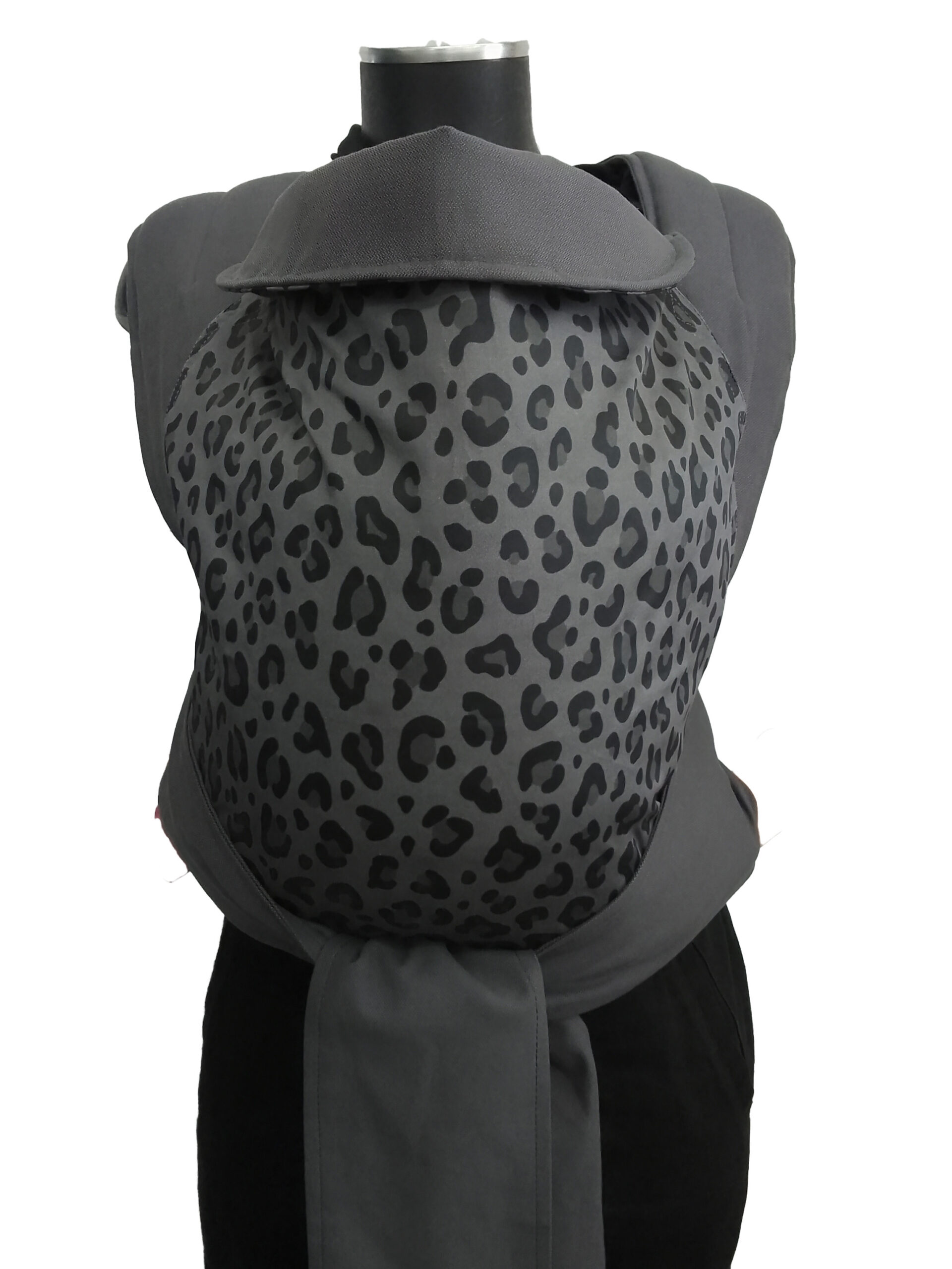 marsipos-mei-tai-4747-4379-black-leopard-graphite-soft-and-cool-7 Εργονομικός μάρσιπος mei tai σε χρώματα γκρι και ruddy pink, ύφασμα απαλό και δροσερό