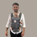 Μπαμπάς με το νεογέννητο μωράκι του σε μάρσιπο Ergobaby omni