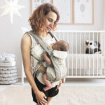 Μαμά θηλάζει το νεογέννητο μωράκι της σε μάρσιπο Ergobaby Omni