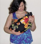 Θηλασμός με pouch, με τα πόδια μέσα