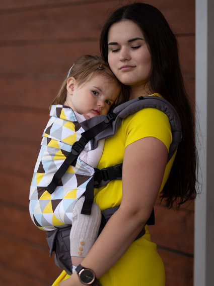 Kinder Hop Multi Grow Carrier Yellow Triangles via Asteraki Slings - Image 4