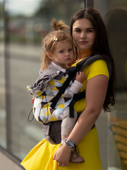 Kinder Hop Multi Grow Carrier Yellow Triangles via Asteraki Slings
