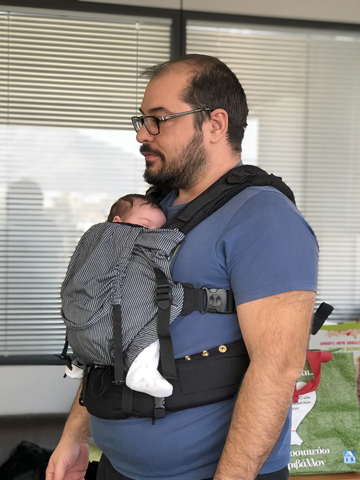Big daddy with newborn in a KiBi