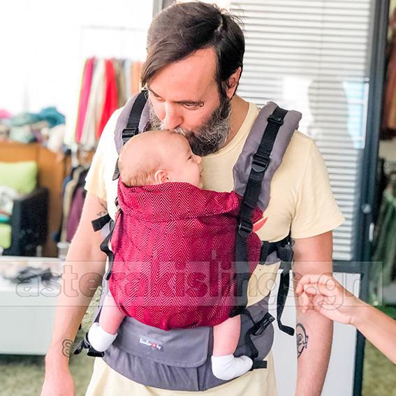 Dad with newborn in a Kinder Hop