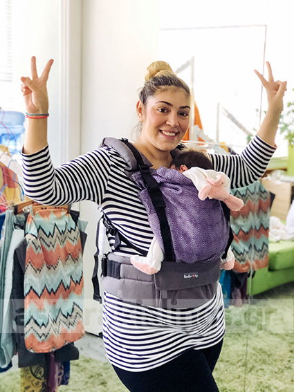 Happy mum with newborn in a Kinder Hop