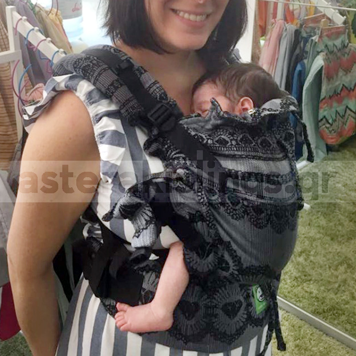 3.1 kg newborn in a Luna black