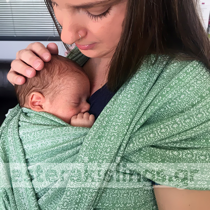 2.8 kg newborn in an Ellevill wrap