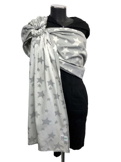Μάρσιπος ring sling με κρίκους, από 100% οργανικό βαμβάκι, λεπτό και απαλό, σε χρώμα ανοιχτό γκρι με αστεράκια