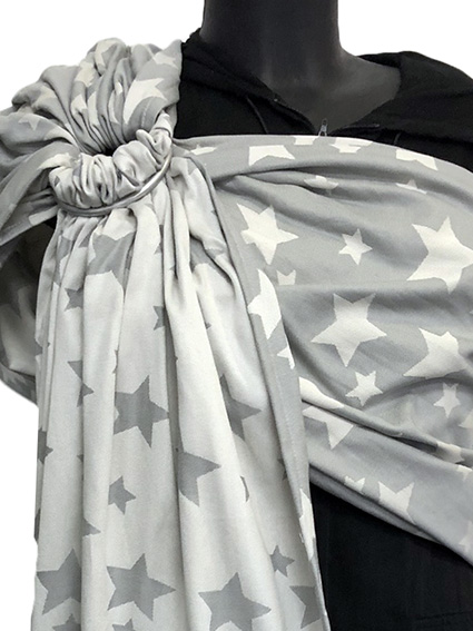 Μάρσιπος ring sling με κρίκους, από 100% οργανικό βαμβάκι, λεπτό και απαλό, σε χρώμα ανοιχτό γκρι με αστεράκια