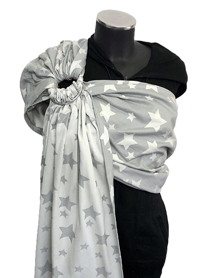 Μάρσιπος ring sling με κρίκους, από 100% οργανικό βαμβάκι, λεπτό και απαλό, σε χρώμα ανοιχτό γκρι με αστεράκια