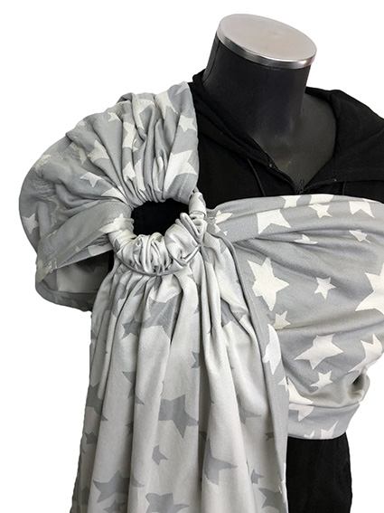 Μάρσιπος ring sling με κρίκους, από 100% οργανικό βαμβάκι, λεπτό και απαλό, σε χρώμα ανοιχτό γκρι με αστεράκια