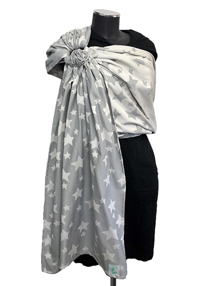 Μάρσιπος ring sling με κρίκους, από 100% οργανικό βαμβάκι, λεπτό και απαλό, σε χρώμα ανοιχτό γκρι με αστεράκια