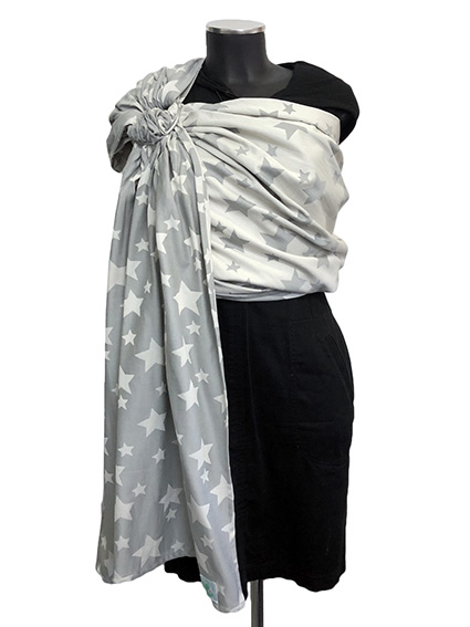 Μάρσιπος ring sling με κρίκους, από 100% οργανικό βαμβάκι, λεπτό και απαλό, σε χρώμα ανοιχτό γκρι με αστεράκια