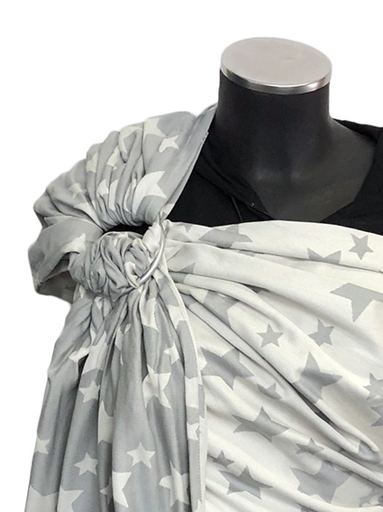 Μάρσιπος ring sling με κρίκους, από 100% οργανικό βαμβάκι, λεπτό και απαλό, σε χρώμα ανοιχτό γκρι με αστεράκια