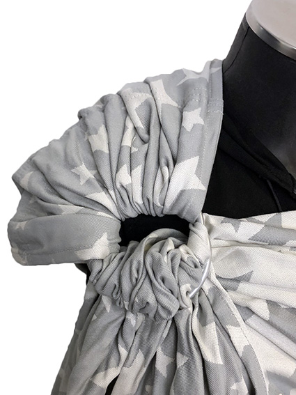 Μάρσιπος ring sling με κρίκους, από 100% οργανικό βαμβάκι, λεπτό και απαλό, σε χρώμα ανοιχτό γκρι με αστεράκια