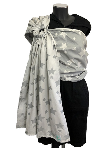 Μάρσιπος ring sling με κρίκους, από 100% οργανικό βαμβάκι, λεπτό και απαλό, σε χρώμα ανοιχτό γκρι με αστεράκια