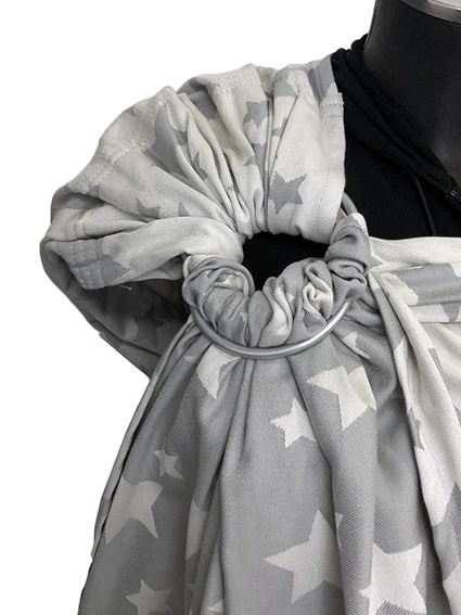 Μάρσιπος ring sling με κρίκους, από 100% οργανικό βαμβάκι, λεπτό και απαλό, σε χρώμα ανοιχτό γκρι με αστεράκια