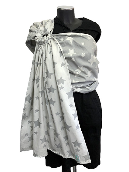Μάρσιπος ring sling με κρίκους, από 100% οργανικό βαμβάκι, λεπτό και απαλό, σε χρώμα ανοιχτό γκρι με αστεράκια