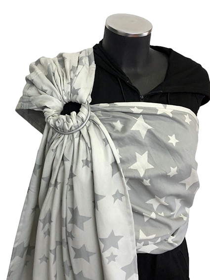 Μάρσιπος ring sling με κρίκους, από 100% οργανικό βαμβάκι, λεπτό και απαλό, σε χρώμα ανοιχτό γκρι με αστεράκια