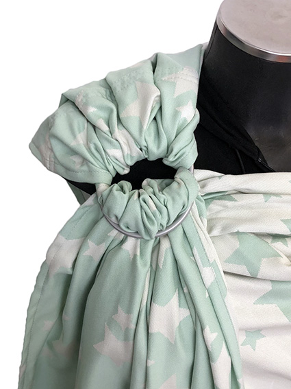 Μάρσιπος ring sling με κρίκους, από 100% οργανικό βαμβάκι, λεπτό και απαλό, σε χρώμα φυστικί-βεραμάν με αστεράκια