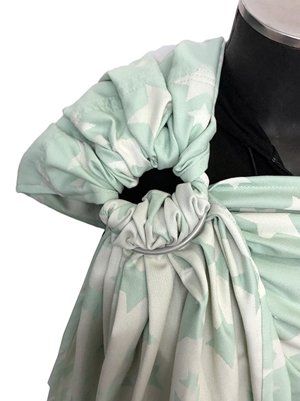Μάρσιπος ring sling με κρίκους, από 100% οργανικό βαμβάκι, λεπτό και απαλό, σε χρώμα φυστικί-βεραμάν με αστεράκια