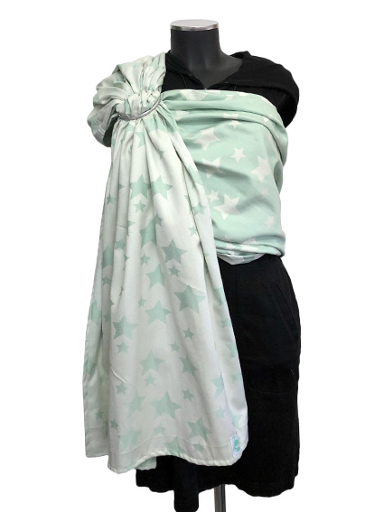 Μάρσιπος ring sling με κρίκους, από 100% οργανικό βαμβάκι, λεπτό και απαλό, σε χρώμα φυστικί-βεραμάν με αστεράκια