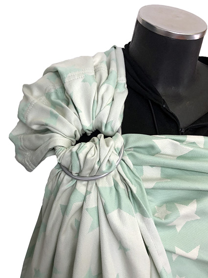 Μάρσιπος ring sling με κρίκους, από 100% οργανικό βαμβάκι, λεπτό και απαλό, σε χρώμα φυστικί-βεραμάν με αστεράκια