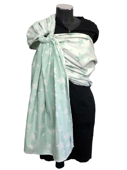 Μάρσιπος ring sling με κρίκους, από 100% οργανικό βαμβάκι, λεπτό και απαλό, σε χρώμα φυστικί-βεραμάν με αστεράκια