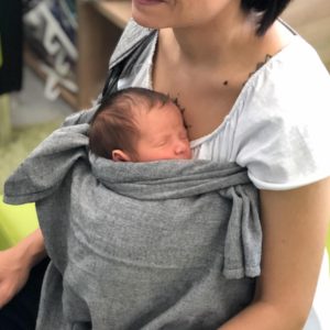 Πρόωρο μωράκι σε μάρσιπο sling
