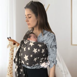 Μαμά με νεογέννητο μωρό που κοιμάται ήρεμο σε μάρσιπο ring sling