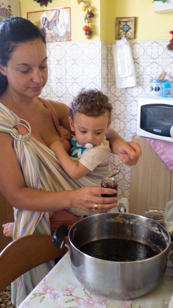 Μαμά στην κουζίνα με το μωρό σε ring sling