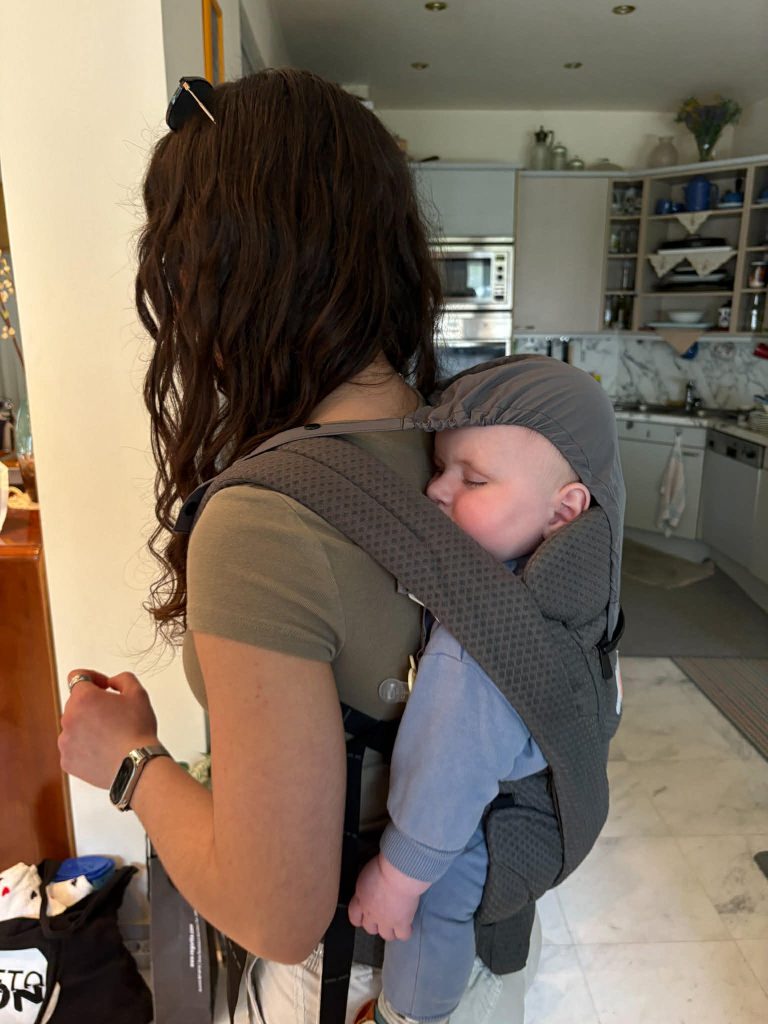Μωρό που κοιμήθηκε σε back carry